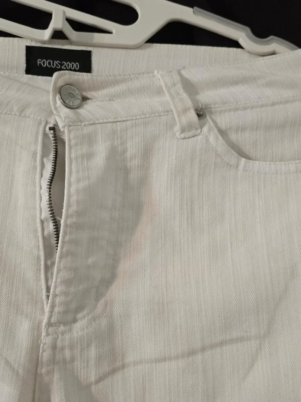 8P  Focus 2000 White Stretchy Capri Pants